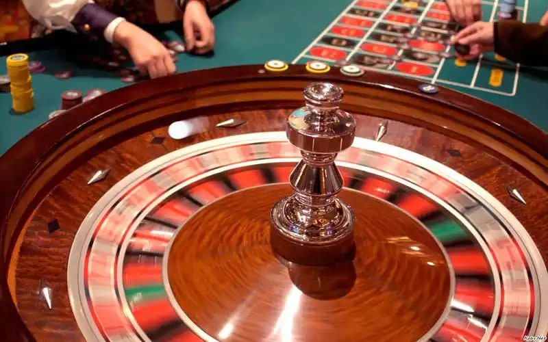 plus777 club live casino dealer table with baccarat cards in view